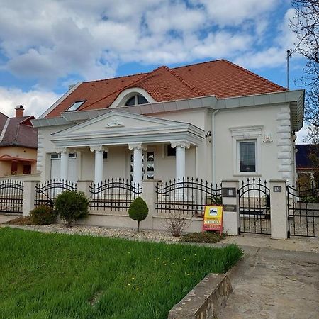 Gombos Apartman Apartment Hajduszoboszlo Bagian luar foto