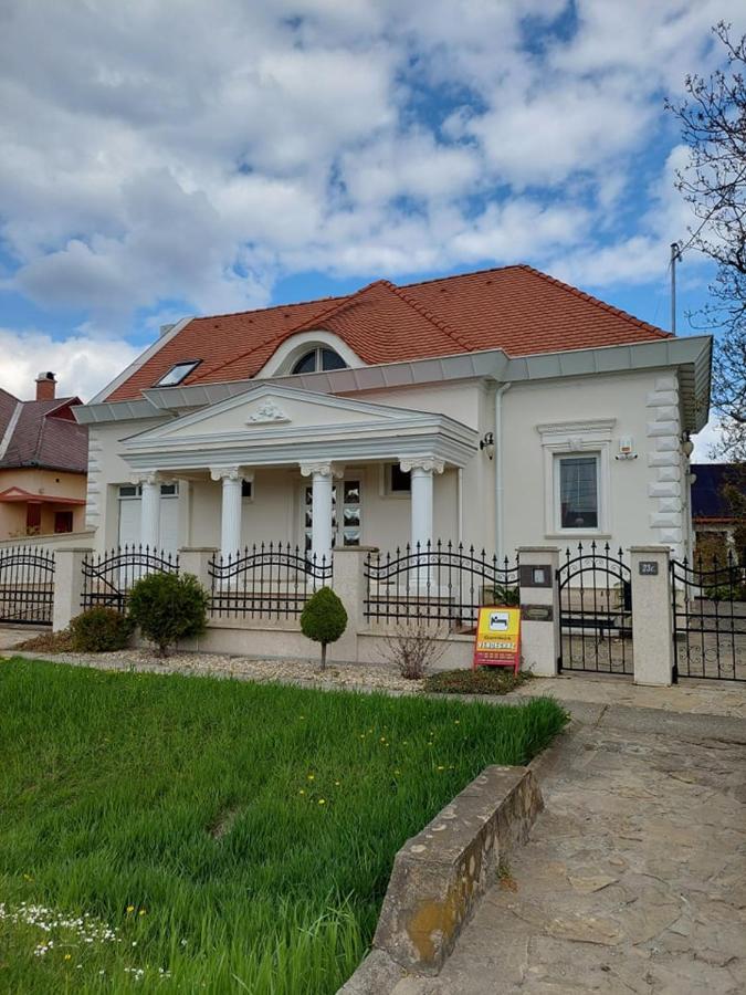 Gombos Apartman Apartment Hajduszoboszlo Bagian luar foto