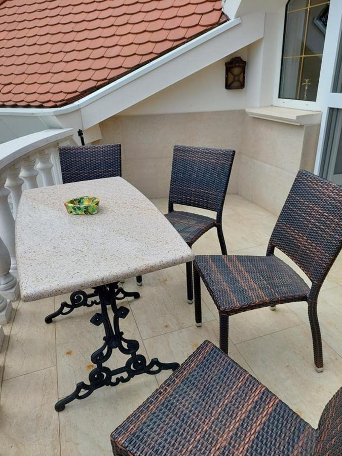 Gombos Apartman Apartment Hajduszoboszlo Bagian luar foto